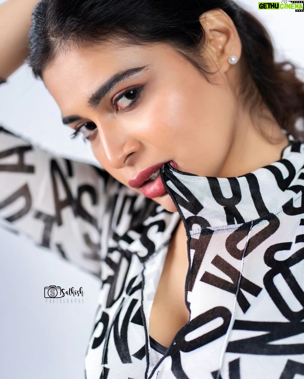 Dharsha Gupta Instagram - 🤍யாரோடும் பகை இல்லாமல் புன்னகைத்து வாழுங்கள்🤍 🤍Happy Weekend🤍 M&H- @brushed_with_dharshu Pic- @sathish_photography49