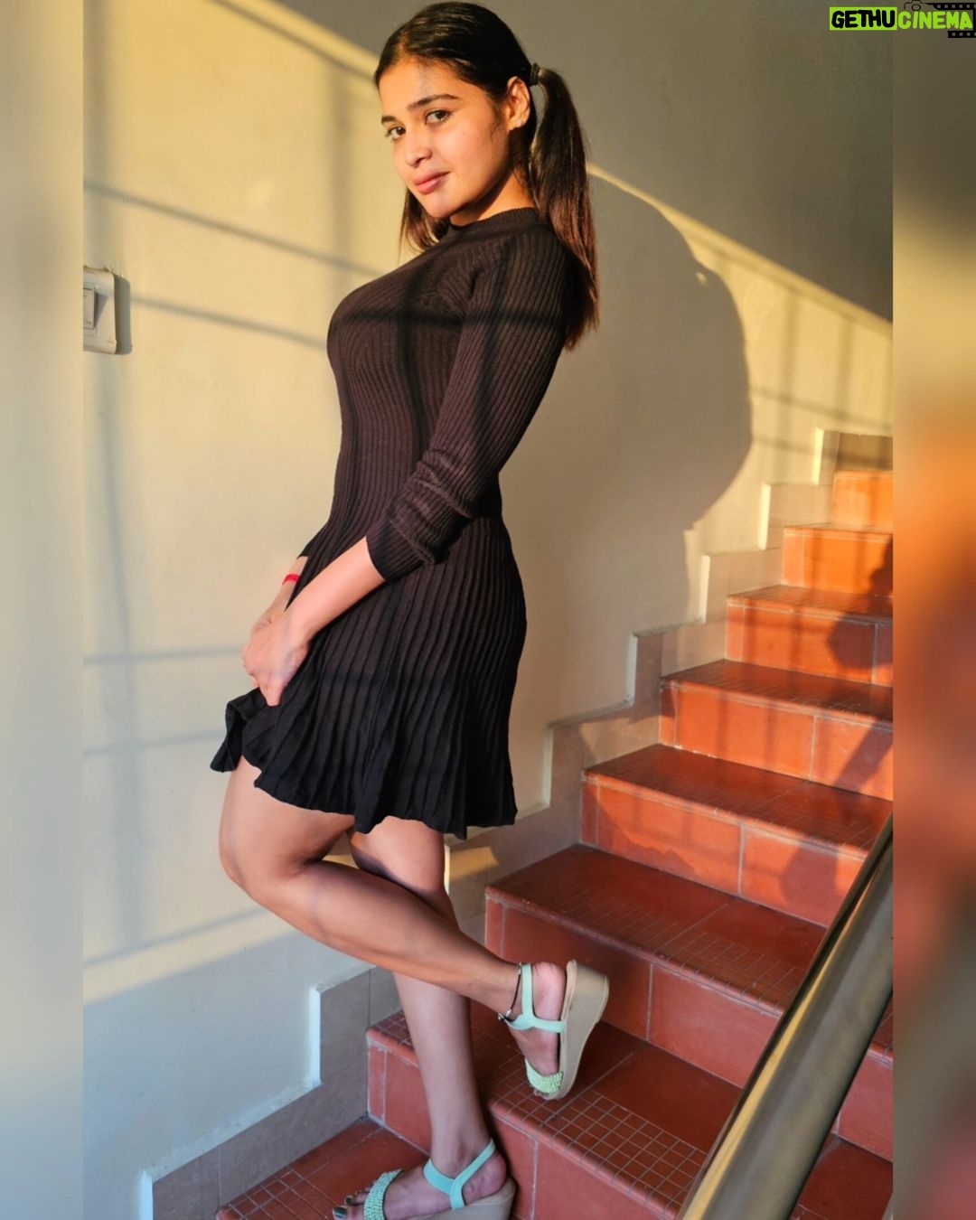 Dharsha Gupta Instagram - 🖤தவறுசெய்ய ஆயிரம் வழிகள் இருந்தாலும் அறத்துடன் வாழும் வாழ்க்கையே அழகான வாழ்க்கை🖤 🖤Happy Weekend🖤
