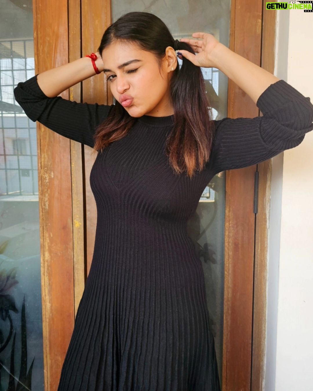 Dharsha Gupta Instagram - 🖤தவறுசெய்ய ஆயிரம் வழிகள் இருந்தாலும் அறத்துடன் வாழும் வாழ்க்கையே அழகான வாழ்க்கை🖤 🖤Happy Weekend🖤