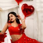 Dharsha Gupta Instagram - ❤️காதல் என்பது கண்களில் தோன்றி கனவில் முடிவதில்லை. அது மனதில் தோன்றி மரணம் வரை நீடிப்பது❤️ ❤️இனிய காதலர் தின நல்வாழ்த்துகள்❤️ Photography: @shotsbyuv @sat_narain Mua: @brushed_with_dharshu Costume: @keziah_costume_stylist Studio: @studio.kcreative
