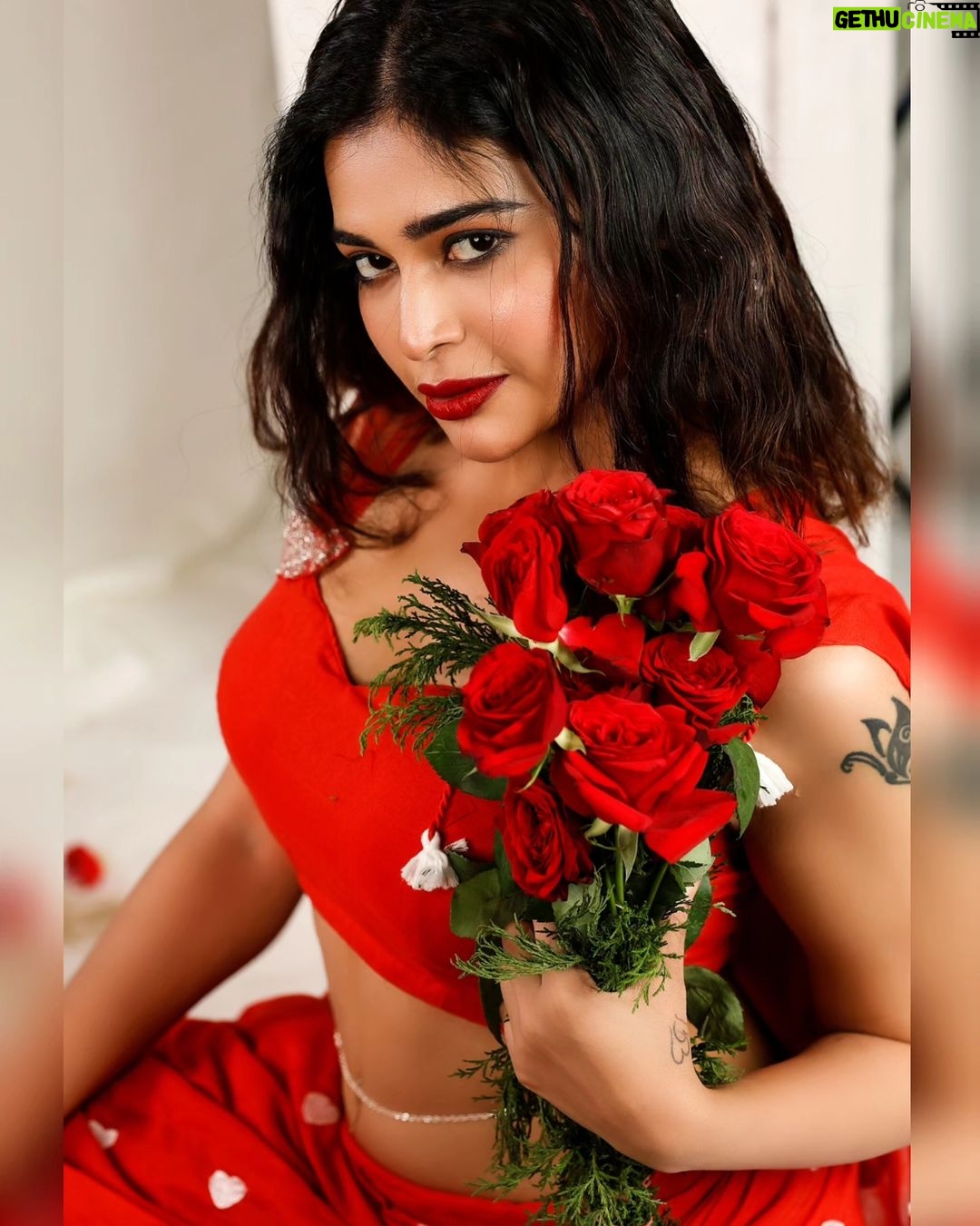 Dharsha Gupta Instagram - ❤️காதல் என்பது கண்களில் தோன்றி கனவில் முடிவதில்லை. அது மனதில் தோன்றி மரணம் வரை நீடிப்பது❤️ ❤️இனிய காதலர் தின நல்வாழ்த்துகள்❤️ Photography: @shotsbyuv @sat_narain Mua: @brushed_with_dharshu Costume: @keziah_costume_stylist Studio: @studio.kcreative