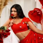 Dharsha Gupta Instagram - ❤️காதல் என்பது கண்களில் தோன்றி கனவில் முடிவதில்லை. அது மனதில் தோன்றி மரணம் வரை நீடிப்பது❤️ ❤️இனிய காதலர் தின நல்வாழ்த்துகள்❤️ Photography: @shotsbyuv @sat_narain Mua: @brushed_with_dharshu Costume: @keziah_costume_stylist Studio: @studio.kcreative