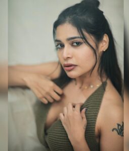 Dharsha Gupta Instagram - 💚Own your shine💚 💚Happy Weekend💚 Pic- @dhanush__photography