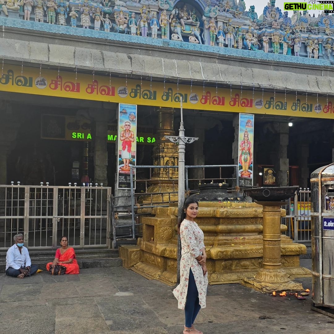 Dharsha Gupta Instagram - 🙏ஓம் நம சிவாய🙏 🙏Friday Blessings🙏 திரு அண்ணாமலையார் திருக்கோவில் - திருவண்ணாமலை