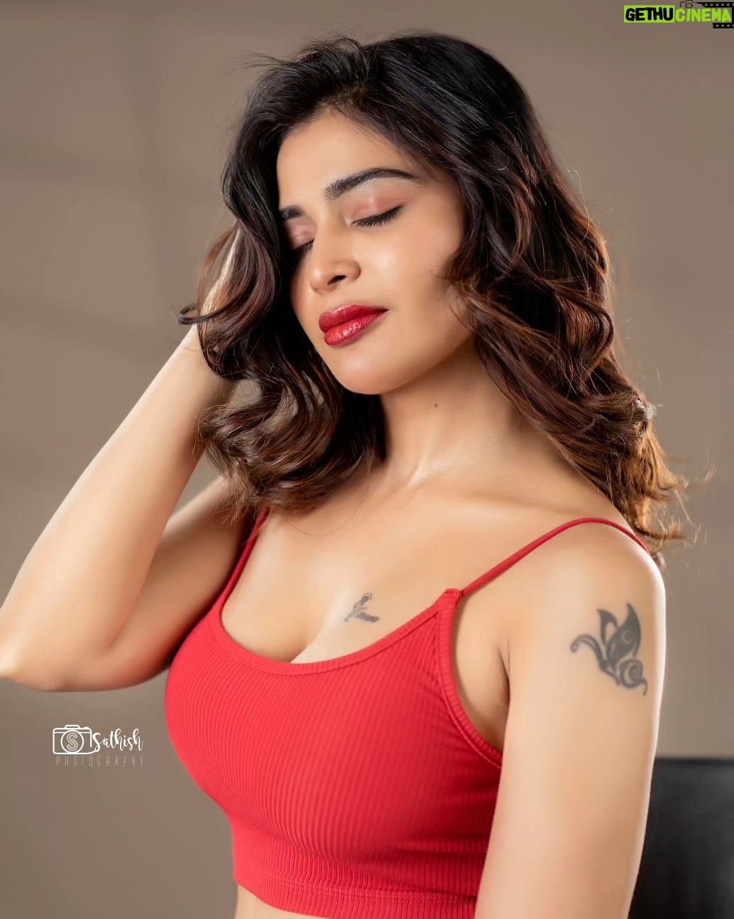 Dharsha Gupta Instagram - ❤️காற்றாய் தீண்டும் உன் நினைவில் கரைகின்றது என் நிமிடங்களும் அழகாய்❤️