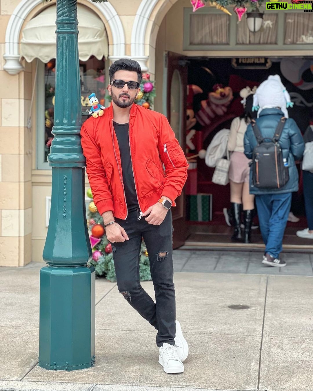 Dheeraj Dhoopar Instagram - Last of the lot ☝️😎 Disneyland Hongkong