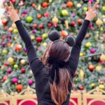 Dheeraj Dhoopar Instagram – The life of our dreams 🧿❤️ 
Cheers to 2024 & all the magical things yet to 
happen💫🍀 Disneyland, Hongkong