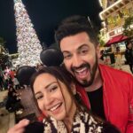 Dheeraj Dhoopar Instagram – The life of our dreams 🧿❤️ 
Cheers to 2024 & all the magical things yet to 
happen💫🍀 Disneyland, Hongkong