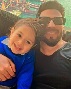 Dheeraj Dhoopar Instagram - The kind of content you make when you are travelling with a child. 😍♥️ HarbourCity