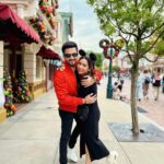 Dheeraj Dhoopar Instagram – The life of our dreams 🧿❤️ 
Cheers to 2024 & all the magical things yet to 
happen💫🍀 Disneyland, Hongkong