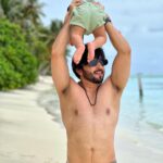 Dheeraj Dhoopar Instagram – When I hold you, life makes sense ♥️

#Zayn Villa Park, Maldives