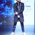 Dheeraj Dhoopar Instagram – DHEERAJ DHOOPAR X DHANESHSAMEER X BOMBAYTIMES FASHION WEEK !! 

MUAH : @sahil_anand_arora