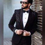Dheeraj Dhoopar Instagram – Do you believe in love at first sight, or should I walk by again ?

Wearing : @bharat_reshma for Rab Se Hai Dua !