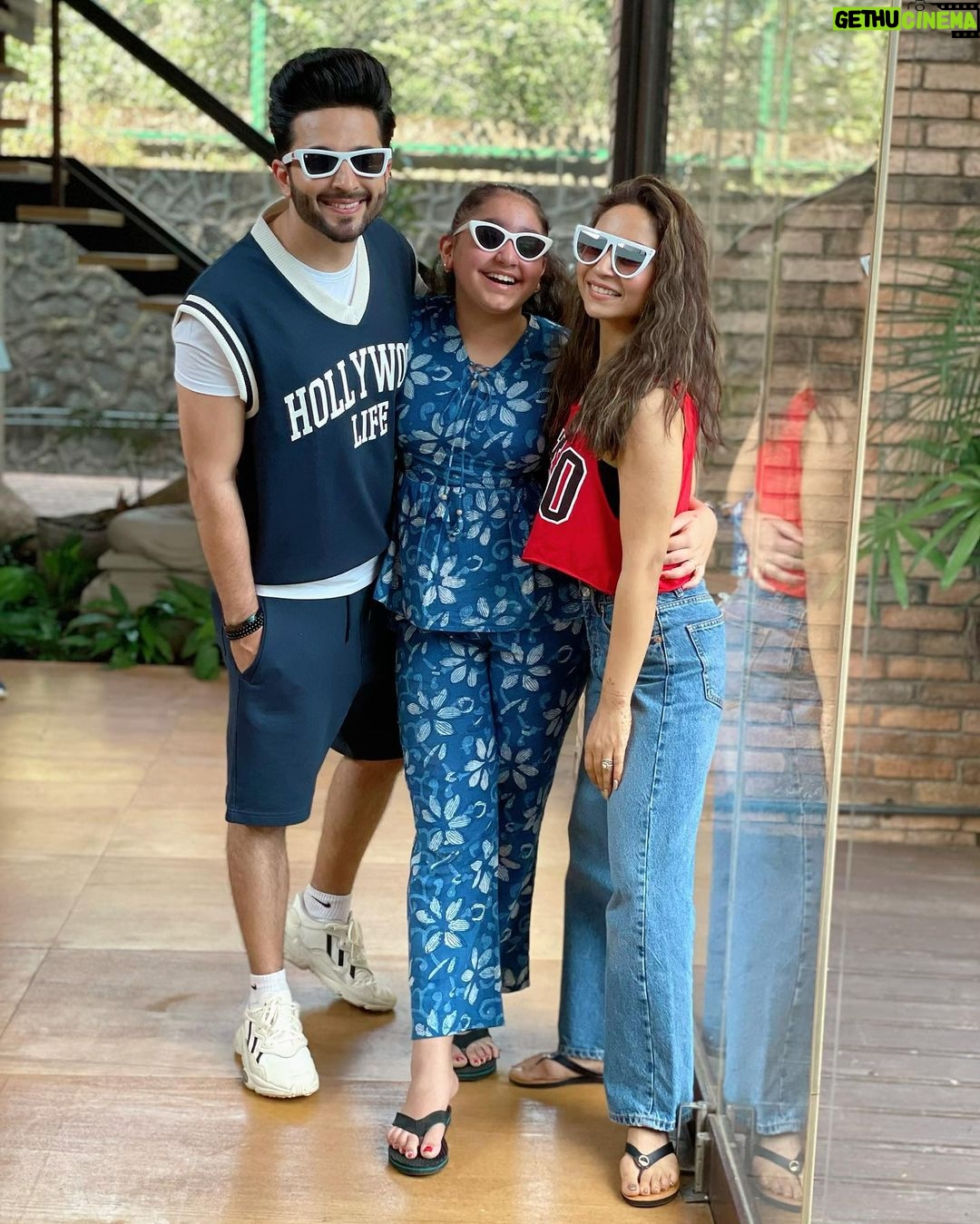 Dheeraj Dhoopar Instagram - Told you not to grow up so fast, you didn’t listen 🤦🏻♀️ But you grew up into this lovely human being that we can’t complain ❤️🧿 It’s not unknown to you & the world that we love you to bits .. you will always be our baby girl not matter how old & tall you grow !!! Happy birthday @arorasamaira29 ❤️❤️ Now move in with us na please !?!