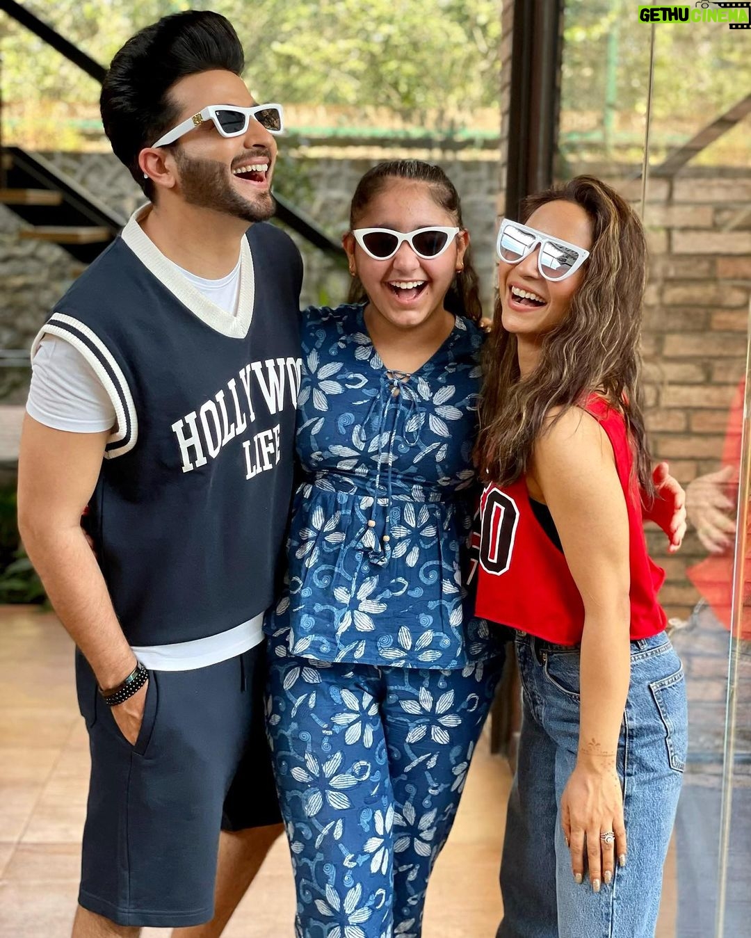 Dheeraj Dhoopar Instagram - Told you not to grow up so fast, you didn’t listen 🤦🏻♀️ But you grew up into this lovely human being that we can’t complain ❤️🧿 It’s not unknown to you & the world that we love you to bits .. you will always be our baby girl not matter how old & tall you grow !!! Happy birthday @arorasamaira29 ❤️❤️ Now move in with us na please !?!