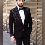 Dheeraj Dhoopar Instagram – Do you believe in love at first sight, or should I walk by again ?

Wearing : @bharat_reshma for Rab Se Hai Dua !