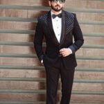 Dheeraj Dhoopar Instagram – Do you believe in love at first sight, or should I walk by again ?

Wearing : @bharat_reshma for Rab Se Hai Dua !
