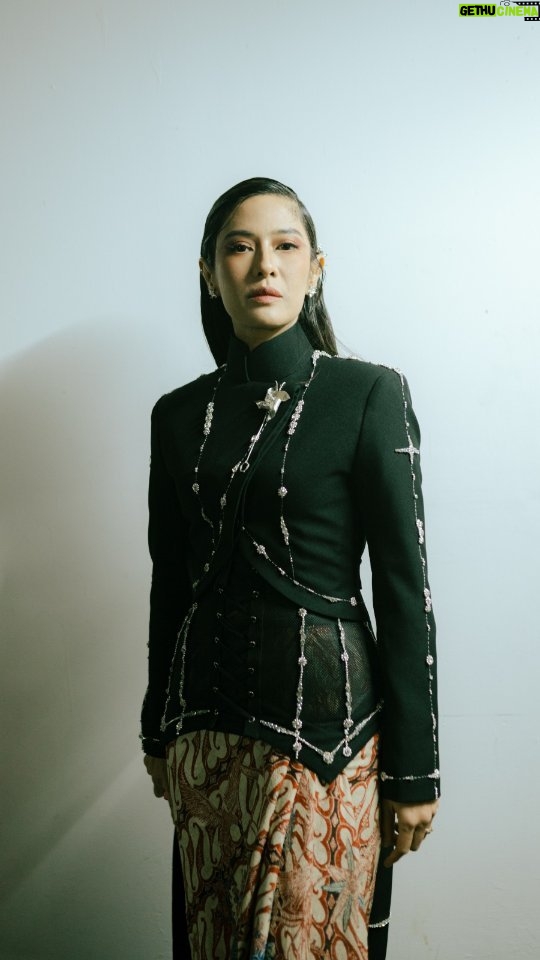 Dian Sastrowardoyo Instagram - Throwback to the night that I wore a story woven by talented collective. A tapestry of Indonesia pride where Batik whispers meet modern symphony. 'Dulu, Kini, Nanti' a collaboration collection of @wilsenwillimofficial with @batikkerisofficial at @plazaindonesia Fashion Week 2024 accessories by @amstamb shoes by @tigahhome video by @pio_soesetio & @theo.dorus458 Music: Theresa Zen - Sabda Alam special thanks to @imeldaimew & @hagaipakan