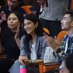 Dian Sastrowardoyo Instagram - Kembali ke Almamater itu rasanya sangat menyenangkan dan kali ini aku berkesempatan sebagai speaker di Galaxy Campus. Pertemuan dengan teman-teman di UI ini seru banget, karena kita ngobrolin tentang film dan relevansinya dengan AI yang ada di Samsung S24 Ultra. Buat temen-temen UI, kalian bisa rasain experience Galaxy AI di Samsung Galaxy S24 Series di Galaxy Booth UI, dapatin promo disc 10%, Trade-In Cashback Up To 2.5Mio atau Free Standing Grip Cover worth Rp. 559K. Btw, jangan lupa ikutan next event Galaxy Campus di FEB UI ya @samsungindonesia cuma sampai 1 Maret 2024 #GalaxyCampusID #withGalaxy #TeamGalaxy