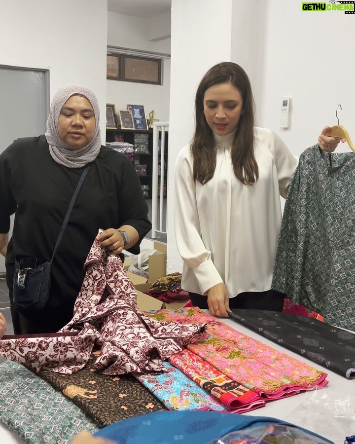 Diana Danielle Instagram - Excitednya harini dapat lock kain utk my first Kurung Kedah capsule collection bawah Kesuma Qalbu @kesumaqalbu my first traditional clothing brand 🥲 Stay tuned!!