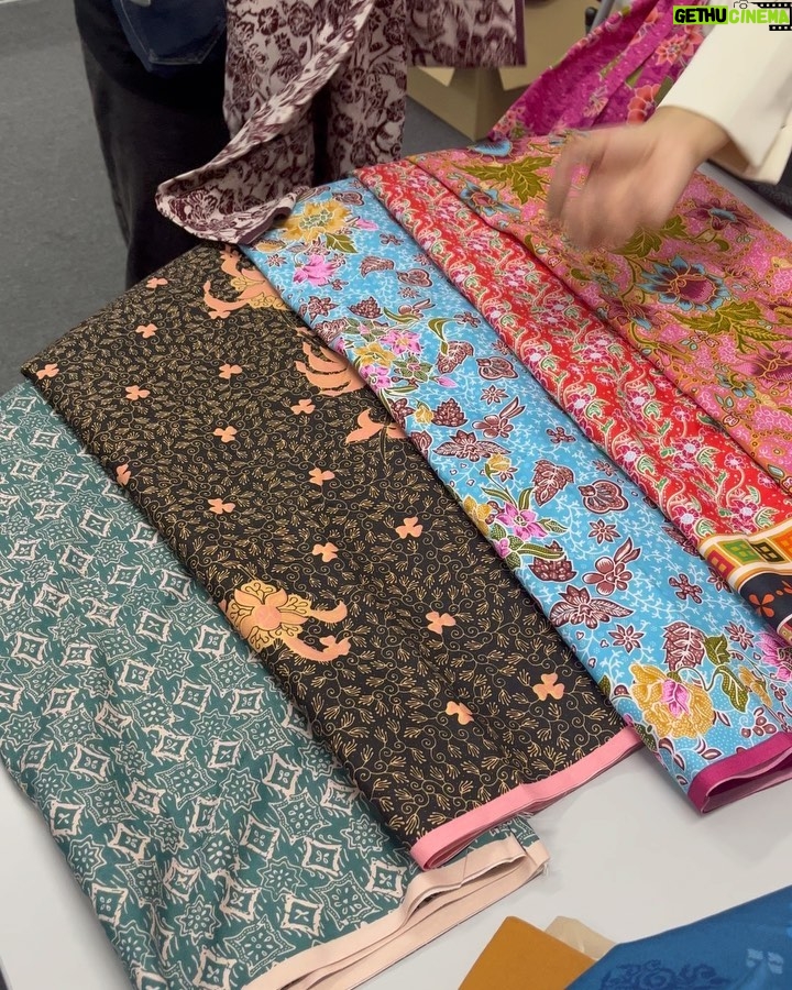 Diana Danielle Instagram - Excitednya harini dapat lock kain utk my first Kurung Kedah capsule collection bawah Kesuma Qalbu @kesumaqalbu my first traditional clothing brand 🥲 Stay tuned!!