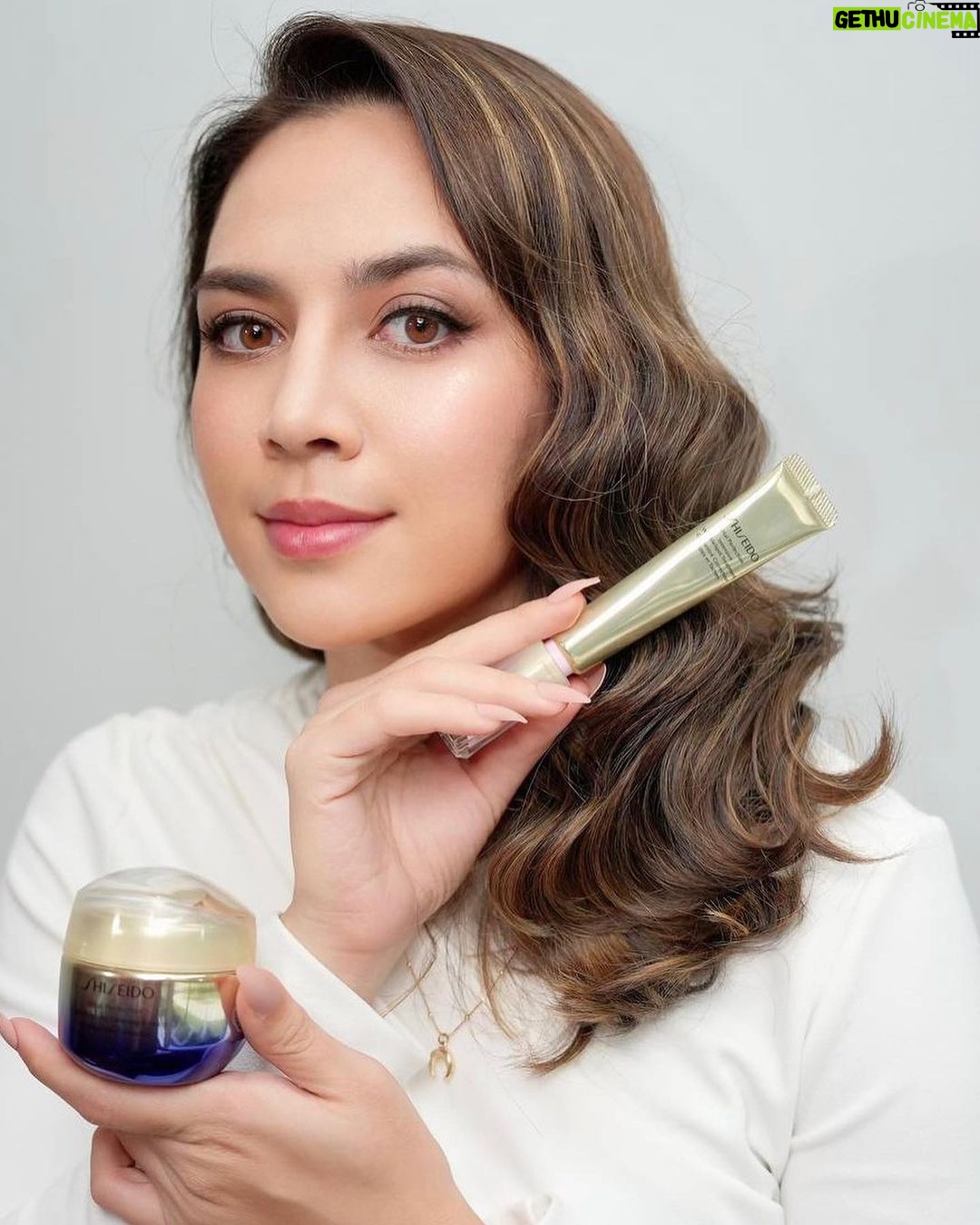 Diana Danielle Instagram - Kalau you tengok diri sendiri di cermin sekarang, what do you see? Kita bukanlah nak cari kesempurnaan tapi mesti ada yang nak diperbaiki kan? So… miliki kesempurnaan kecantikan dengan Shiseido ✨ Produk penjagaan kulit untuk mengurangkan kedutan, pudarkan bintik-bintik hitam, & give you that everlasting glow! Goodbye imperfections and hello confidence 🫶 #ALIVEwithBeauty #AsianBeautyExpert #MYShiseido #ShiseidoSkinCare #PotentialHasNoAge #PureRetinolTransformation #VitalPerfection @shiseido
