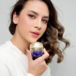 Diana Danielle Instagram - Kalau you tengok diri sendiri di cermin sekarang, what do you see? Kita bukanlah nak cari kesempurnaan tapi mesti ada yang nak diperbaiki kan? So… miliki kesempurnaan kecantikan dengan Shiseido ✨ Produk penjagaan kulit untuk mengurangkan kedutan, pudarkan bintik-bintik hitam, & give you that everlasting glow! Goodbye imperfections and hello confidence 🫶 #ALIVEwithBeauty #AsianBeautyExpert #MYShiseido #ShiseidoSkinCare #PotentialHasNoAge #PureRetinolTransformation #VitalPerfection @shiseido