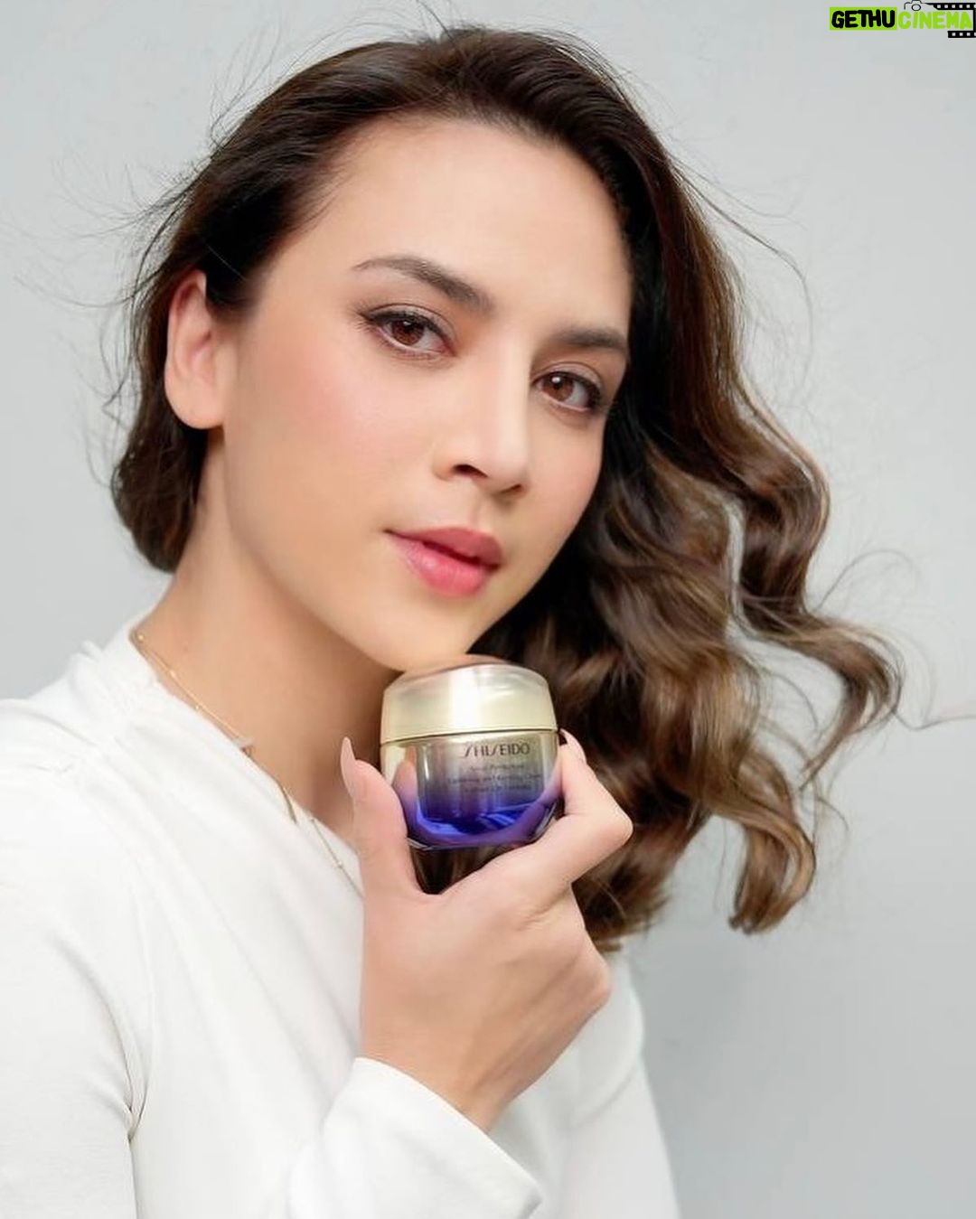 Diana Danielle Instagram - Kalau you tengok diri sendiri di cermin sekarang, what do you see? Kita bukanlah nak cari kesempurnaan tapi mesti ada yang nak diperbaiki kan? So… miliki kesempurnaan kecantikan dengan Shiseido ✨ Produk penjagaan kulit untuk mengurangkan kedutan, pudarkan bintik-bintik hitam, & give you that everlasting glow! Goodbye imperfections and hello confidence 🫶 #ALIVEwithBeauty #AsianBeautyExpert #MYShiseido #ShiseidoSkinCare #PotentialHasNoAge #PureRetinolTransformation #VitalPerfection @shiseido