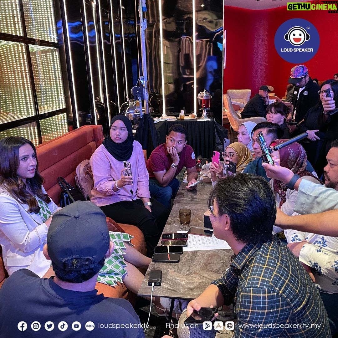 Diana Danielle Instagram - The Diana Danielle Media Gathering is rocking at Loud Speaker Datum Jelatek! The crowd is electric and the event is pure awesomeness! @dianadanielleb's voice is simply incredible! 🎤🔥 @loudspeakerktv @dianadanielleb @universalmusic_my #LoudSpeakerKTV #KaraokeMalaysia #MediaGathering DATUM Jelatek Shopping Centre