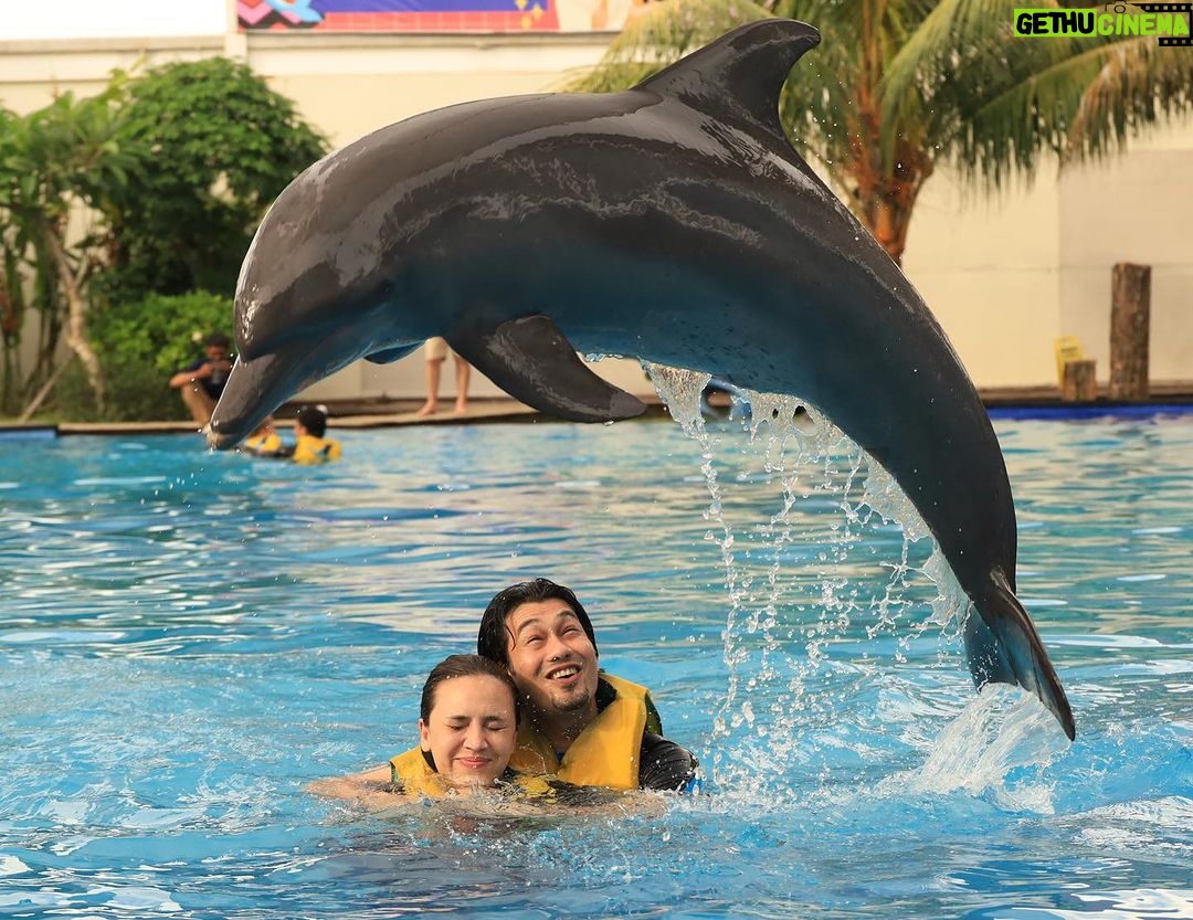 Diana Danielle Instagram - Unforgettable experience with Simba the dolphin at the @balimarinepark with my little family 🥲 The kids were so happy!!! Don’t miss this spot when you’re down in Bali - up close and personal with these sweet & intelligent creatures. Thank you for the memorable moments @balimarinepark, and #romantikaastro & @cogearproductions for setting up a special slot for us to enjoy Bali like we’ve never done before ❤️🤝