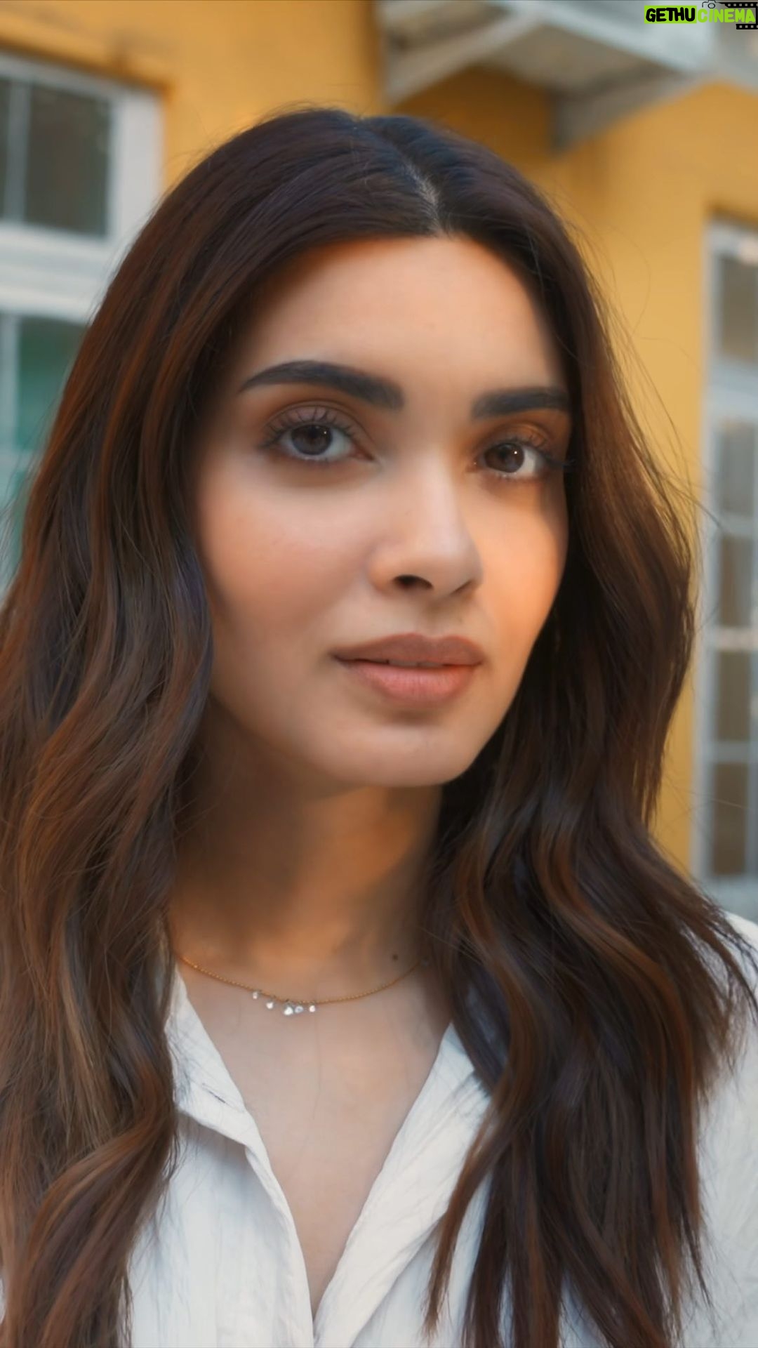 Diana Penty Instagram - A minute with me, over tea and conversation ☕️ Also spilling some secrets about that stunning sheen that lasts all day long✨ With @lakmeindia ’s Glycolic Illuminate Facewash, I shine like a diamond…everyday! @lakmeskin #ShineLikeADiamond #Lakmē #LakmēIndia #Glycolic #IlluminatedSkin #ad
