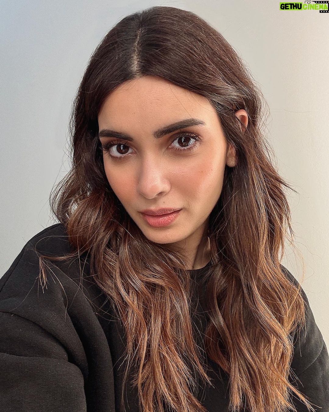 Diana Penty Instagram - Wrapping up the day with some 🤳🏻