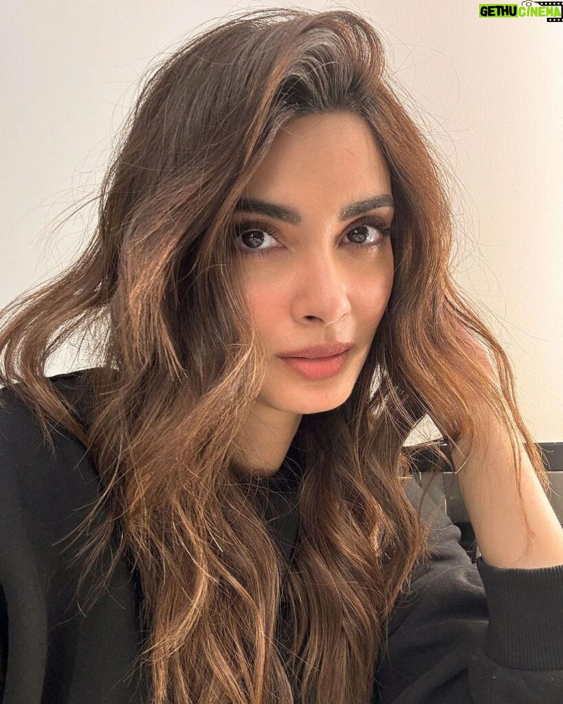Diana Penty Instagram - Wrapping up the day with some 🤳🏻