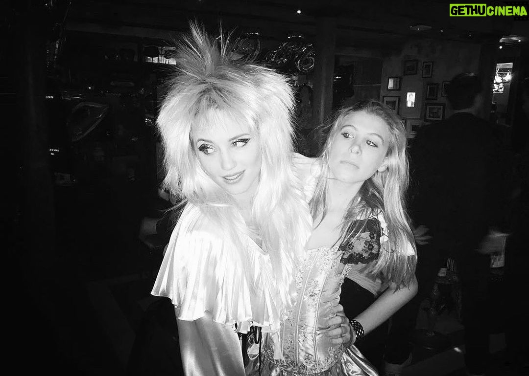 Dianna Agron Instagram - All the better when joined at the hip. I love you my mommy 🎈