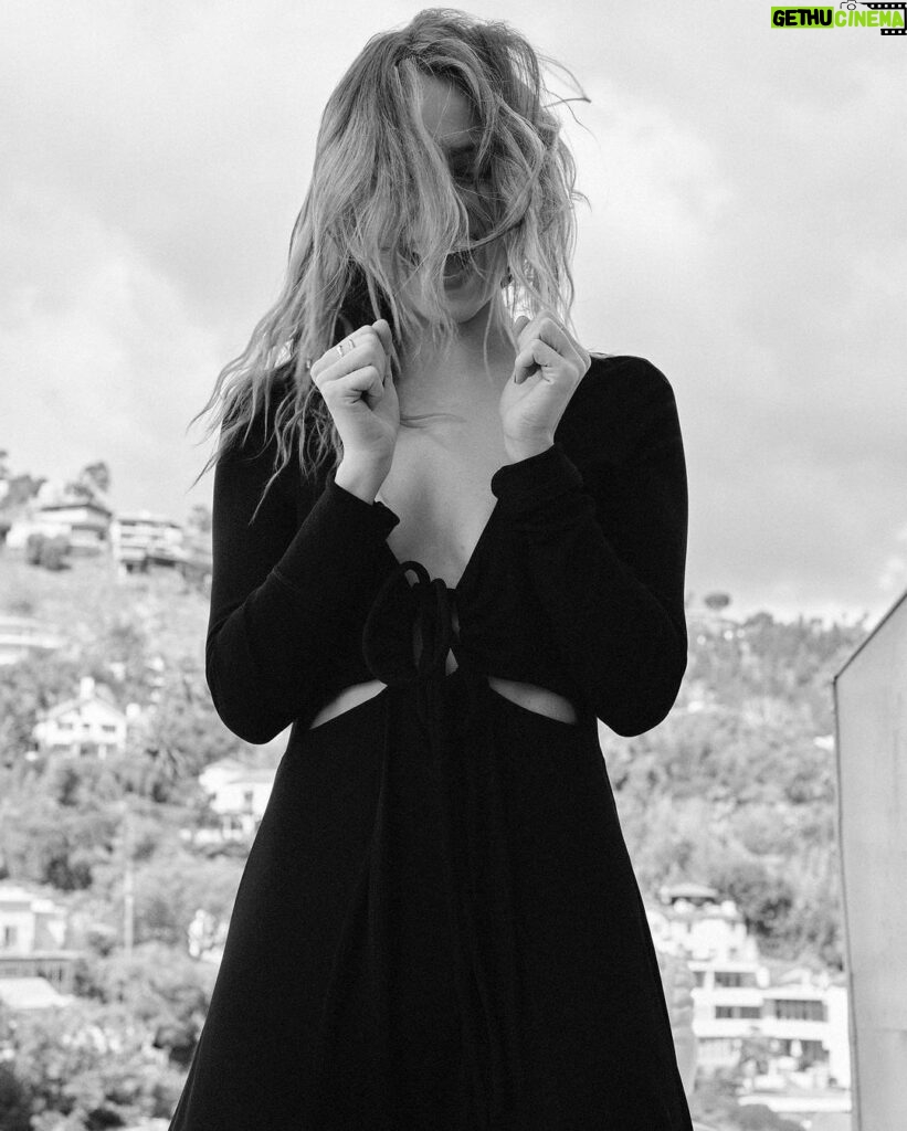 Dianna Agron Instagram - Wind portraiture.