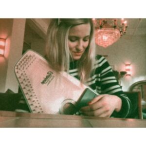 Dianna Agron Instagram - If anyone would like a simple song from me and my new favorite toy...this one goes out to you. Finally found an instrument that my tiny fingers agree with, and I’m having a lot of fun learning. Anyone want to join an auto harp club? Is that a thing? Ten points to anyone that knows who sings this song that I adore. ❤️