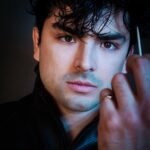 Diego Tinoco Instagram – El cambio duele, pero nada duele tanto como quedarse atrapado en un lugar donde no perteneces 🎭
