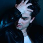 Diego Tinoco Instagram – El cambio duele, pero nada duele tanto como quedarse atrapado en un lugar donde no perteneces 🎭