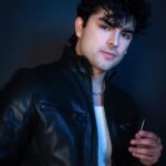 Diego Tinoco Instagram – El cambio duele, pero nada duele tanto como quedarse atrapado en un lugar donde no perteneces 🎭
