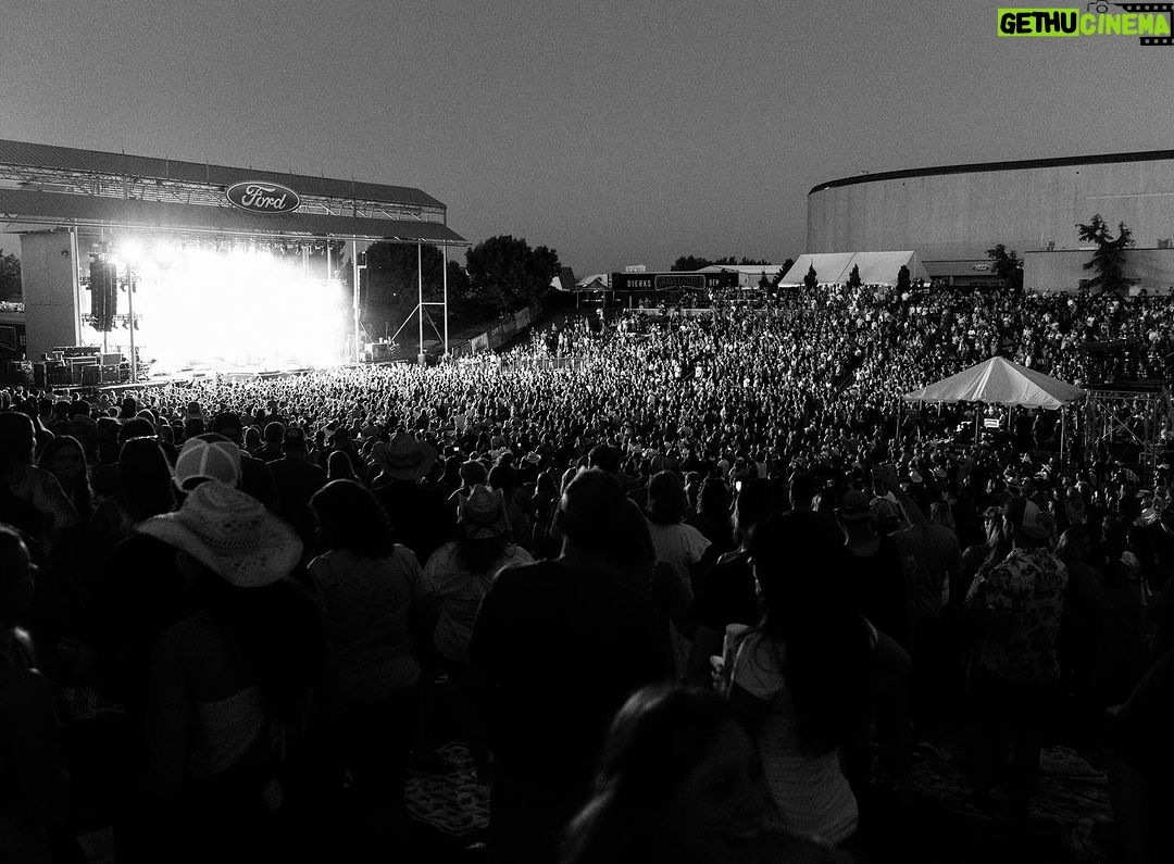 Dierks Bentley Instagram - Back to back sold out shows, you guys are unreal 🤯 Albuquerque, see y’all tonight! USANA Amphitheatre