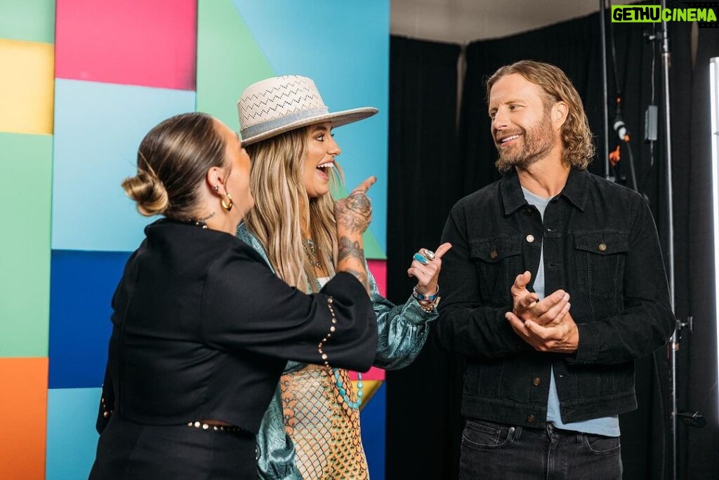 Dierks Bentley Instagram - Don’t forget to tune in to watch #CMAFest tonight in 8/7c on @abcnetwork! Had the best time with my cohosts @laineywilson and @elleking, can’t beat country music fans who come from all over the world for this.. y’all are the best. Nissan Stadium