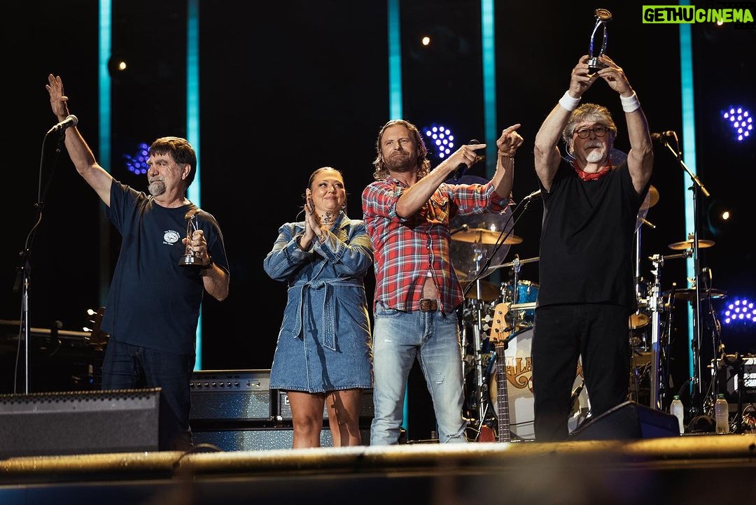 Dierks Bentley Instagram - Don’t forget to tune in to watch #CMAFest tonight in 8/7c on @abcnetwork! Had the best time with my cohosts @laineywilson and @elleking, can’t beat country music fans who come from all over the world for this.. y’all are the best. Nissan Stadium