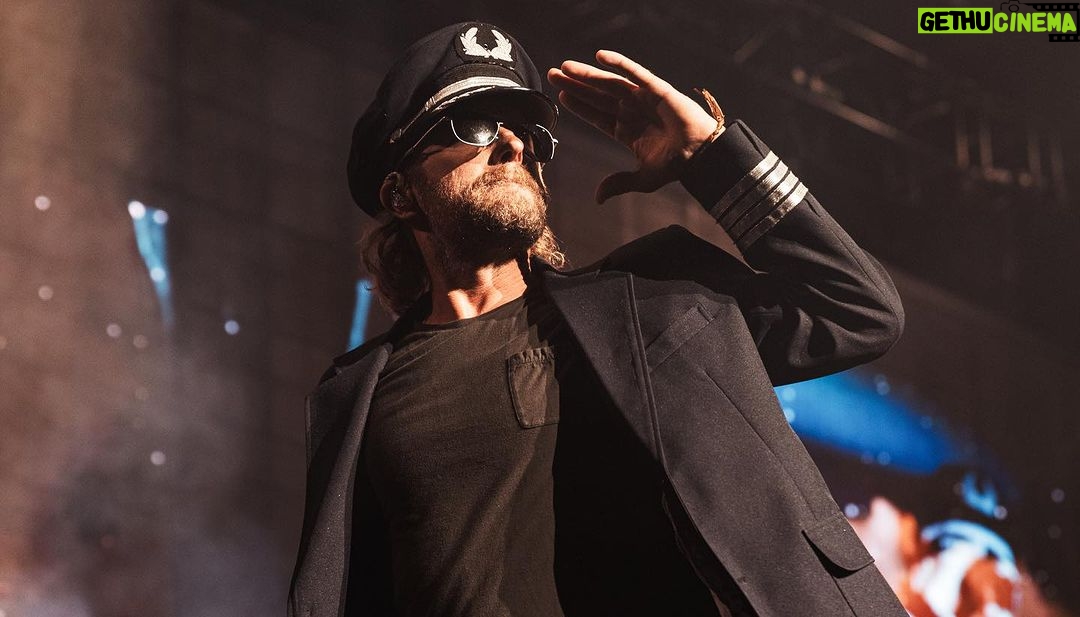 Dierks Bentley Instagram - Made some memories this weekend, a few highlights from the #GravelAndGold tour so far!