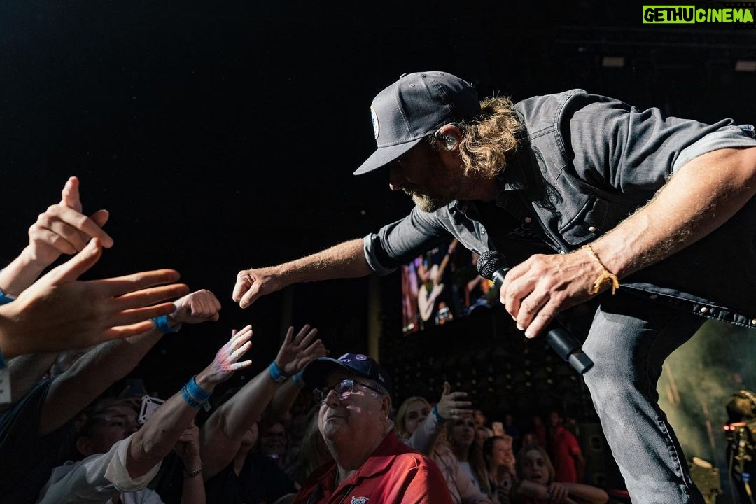 Dierks Bentley Instagram - Another SOLD OUT show in Detroit last night…y’all were insanely loud 🙏🏼 Cleveland, see you tonight! Pine Knob Music Theatre