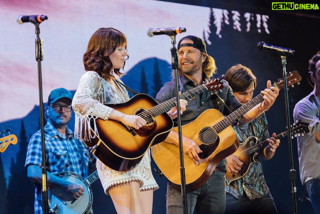 Dierks Bentley Instagram - Another SOLD OUT show in Detroit last night…y’all were insanely loud 🙏🏼 Cleveland, see you tonight! Pine Knob Music Theatre