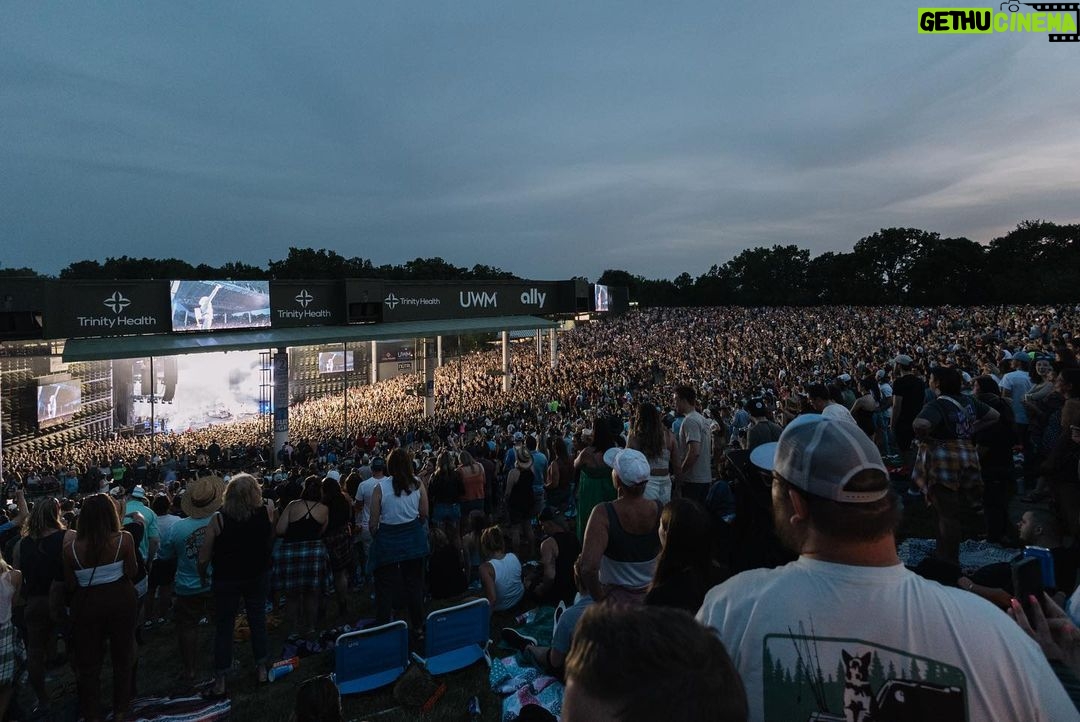 Dierks Bentley Instagram - Another SOLD OUT show in Detroit last night…y’all were insanely loud 🙏🏼 Cleveland, see you tonight! Pine Knob Music Theatre