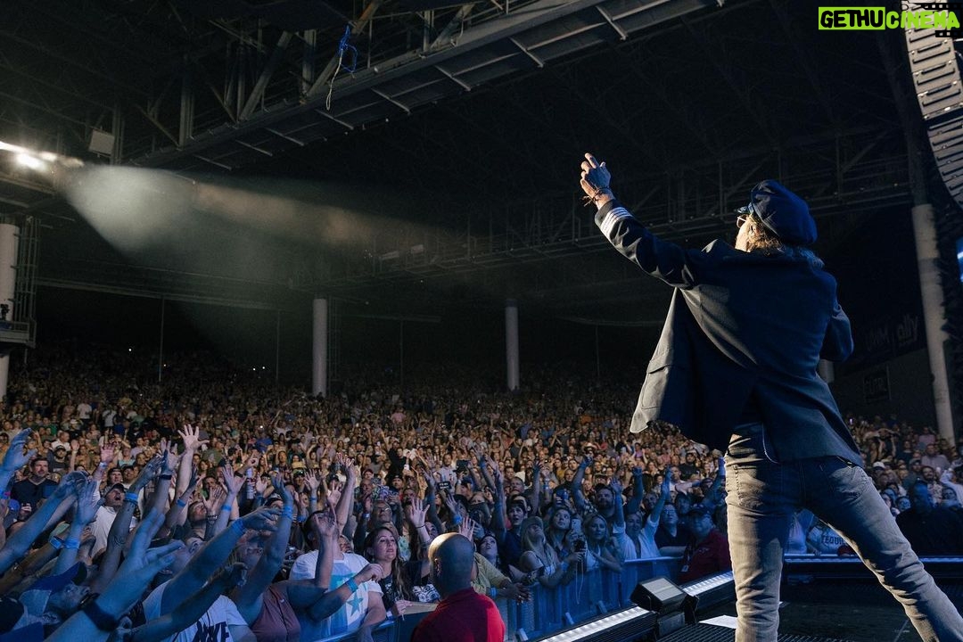 Dierks Bentley Instagram - Another SOLD OUT show in Detroit last night…y’all were insanely loud 🙏🏼 Cleveland, see you tonight! Pine Knob Music Theatre