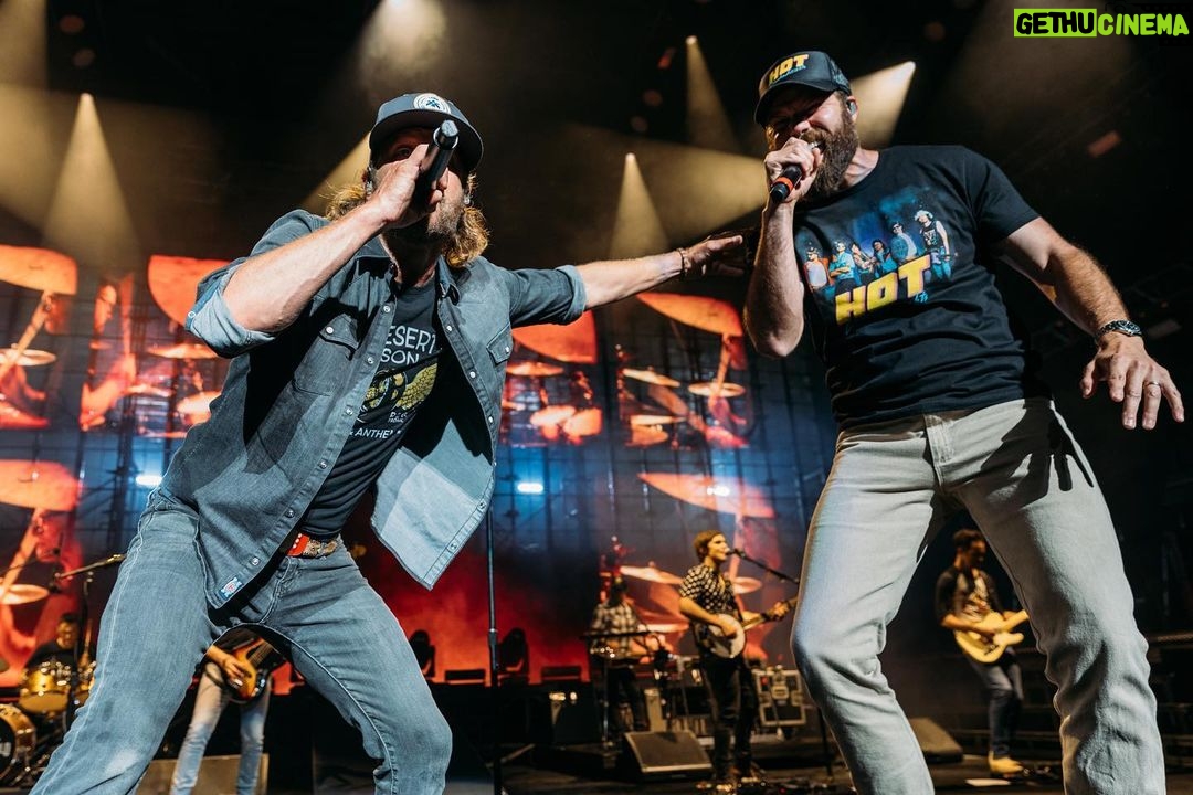 Dierks Bentley Instagram - Another SOLD OUT show in Detroit last night…y’all were insanely loud 🙏🏼 Cleveland, see you tonight! Pine Knob Music Theatre