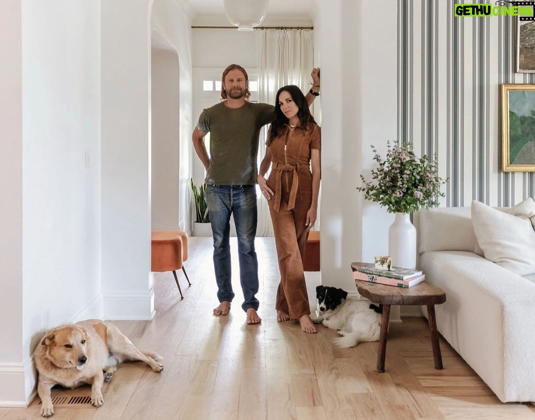 Dierks Bentley Instagram - During the pandemic, country superstar @DierksBentley and his family realized that downsizing their living space brought them closer than ever. “This house is smaller than the last house we lived in, and that’s one of the things we love about it,” Bentley says. “We like being close to our kids—and apparently, close to our neighbors.” With help from designer and friend @LindsayRhodesInteriors, they transformed a bright Nashville bungalow into a place to put down roots. Get a peek inside the stunning home at the link in our profile. ⠀⠀⠀⠀⠀⠀⠀⠀⠀ PHOTO: @MARYCRAVENPHOTOGRAPHY ⠀⠀⠀⠀⠀⠀⠀⠀⠀