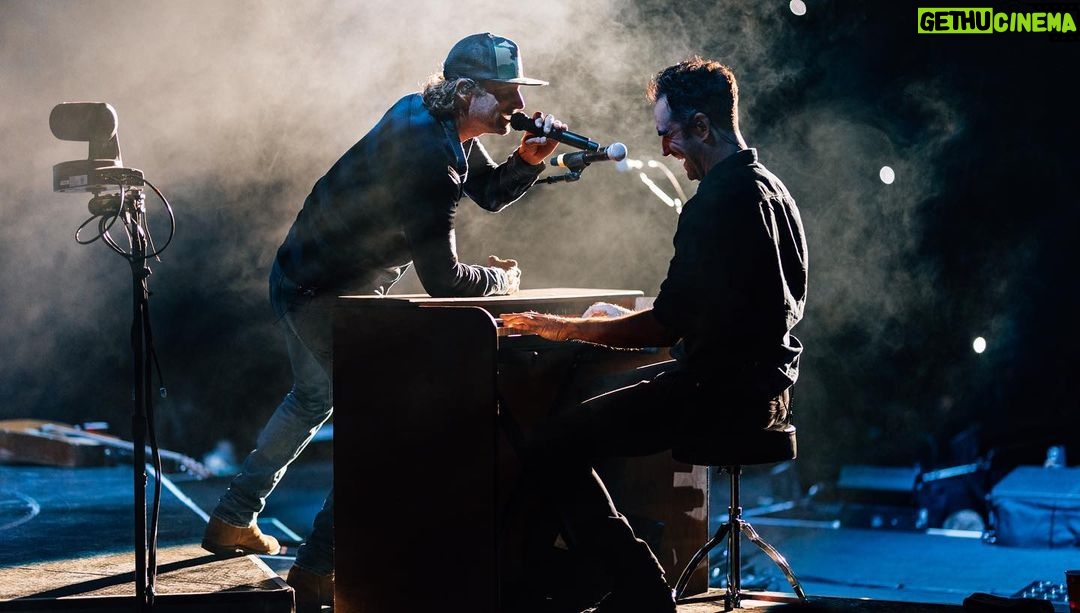 Dierks Bentley Instagram - Happy Bday to our fiddle/guitar/keytar/piano๐/banjo?/playing band leader @fiddlindan Glad you play better than you ski! #HappyBirthday #SendIt ๐